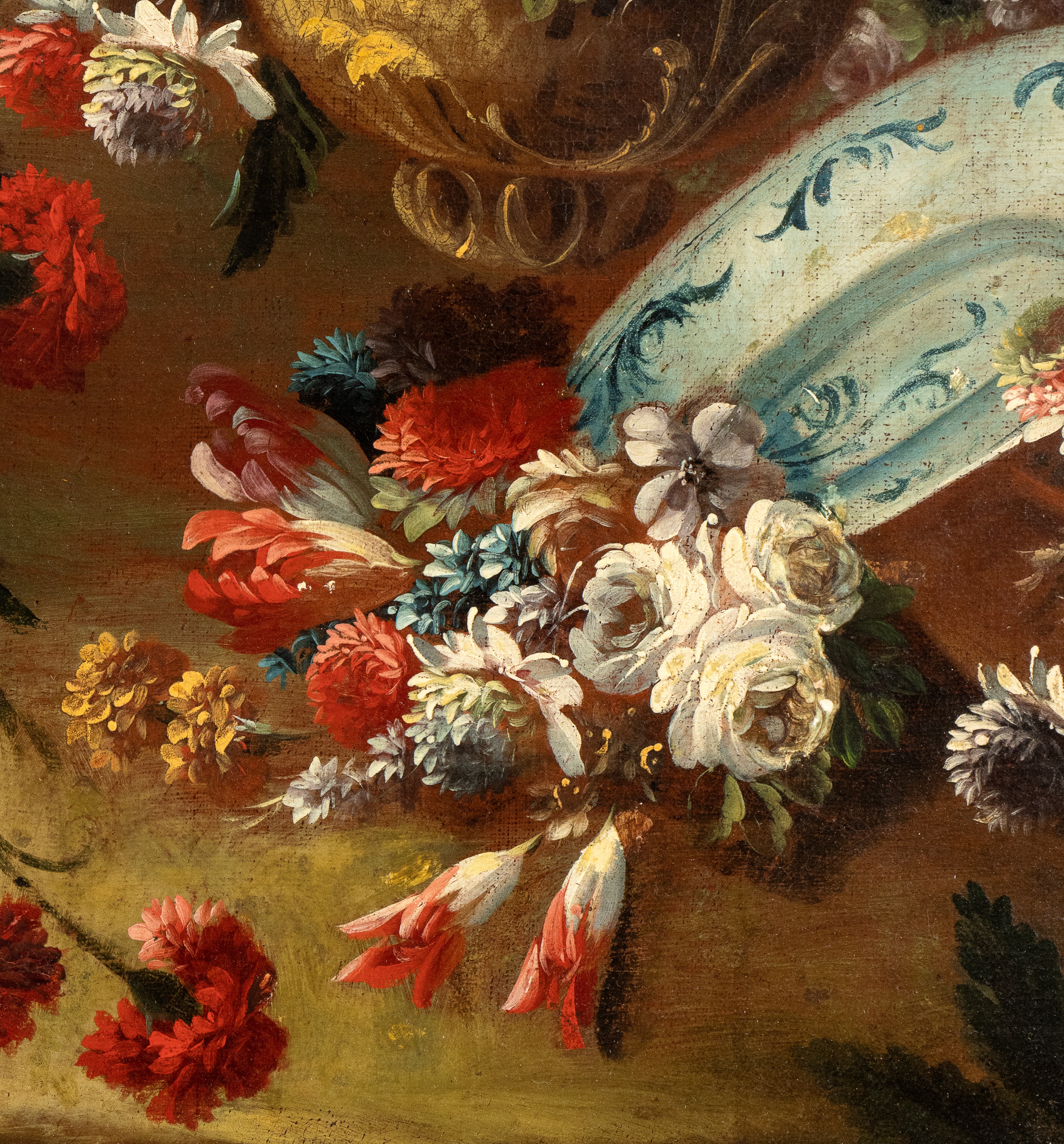 Vasi di fiori e vasellame in un paesaggio