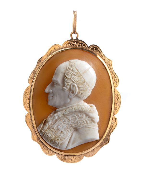 Gold pendant with papal cameo