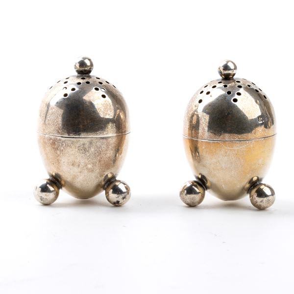 John Hilliard &amp; John Thomason - Pair of English sterling silver salt shakers