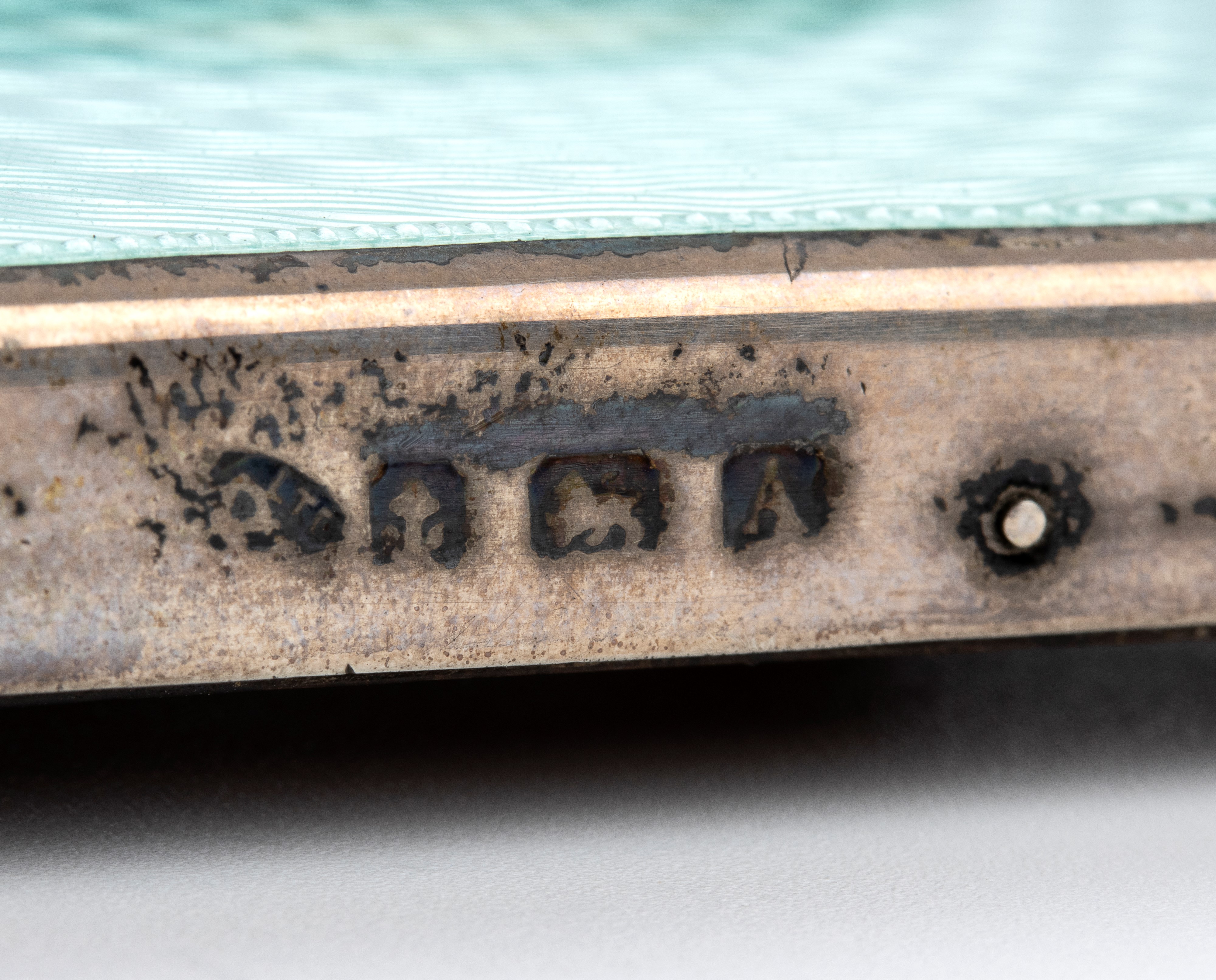 Orologio da tavolo Art Déco in argento e smalti