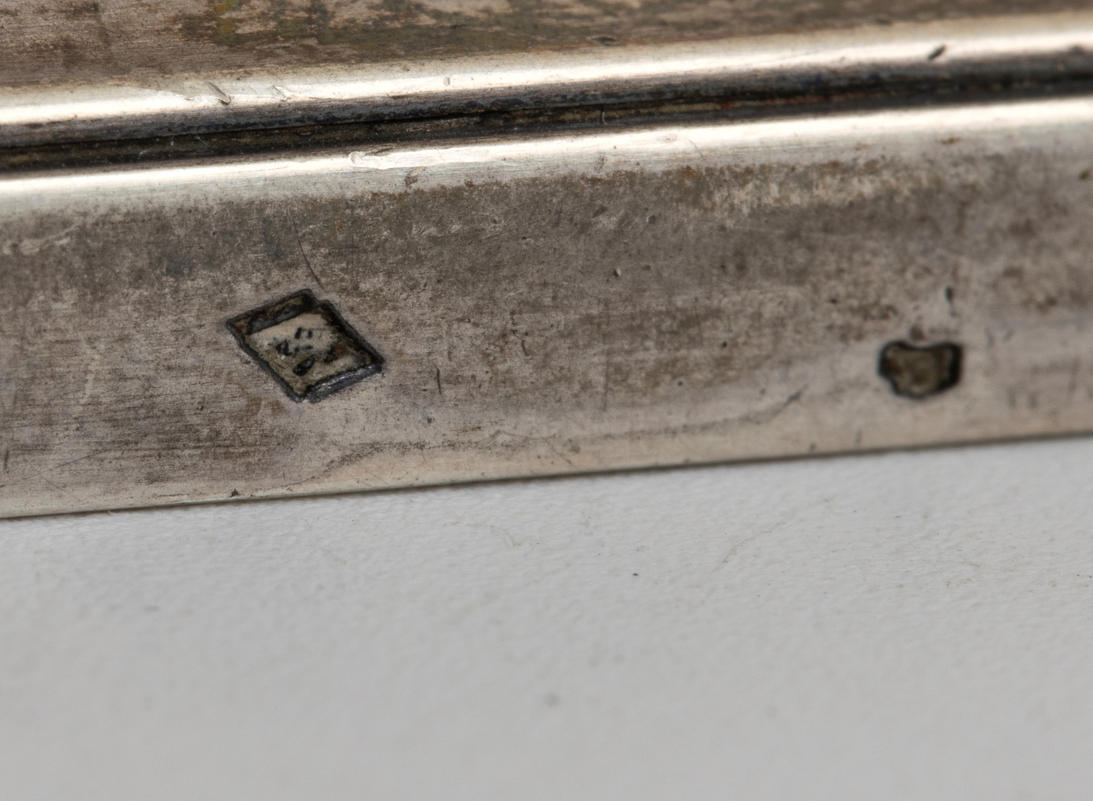 Orologio da tavolo Art Déco in argento e smalti con calendario