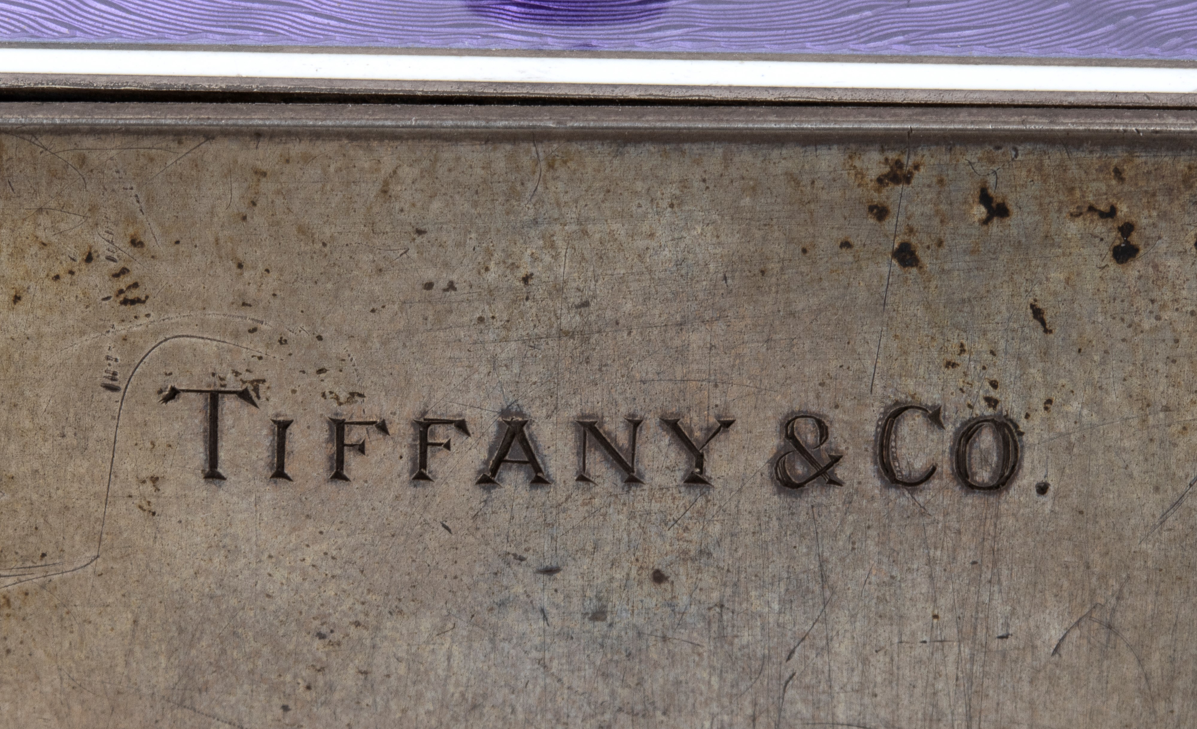 Orologio da tavolo Art Déco con ripetizione a minuti in argento e smalti