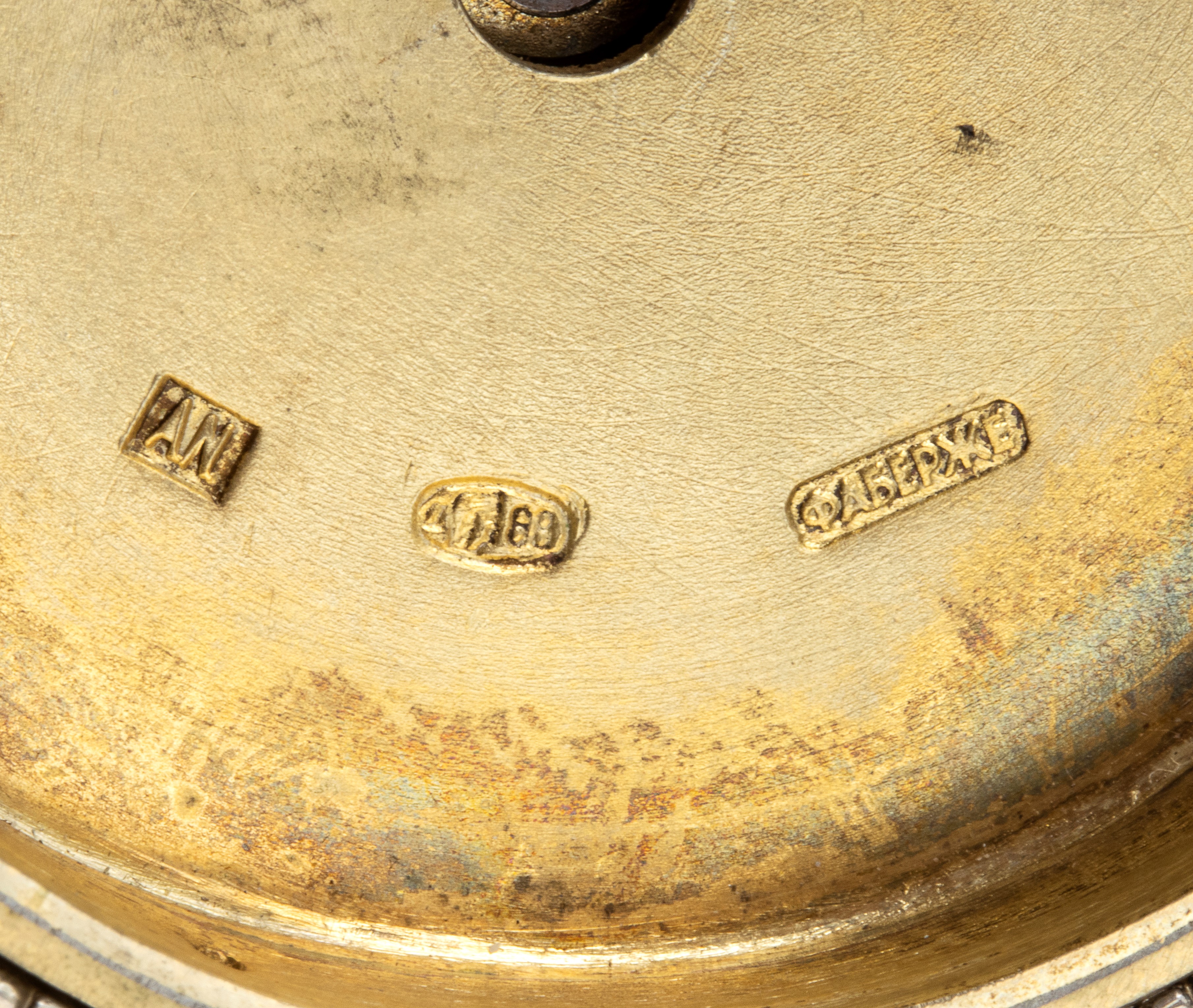 Orologio da tavolo in argento dorato e smalti