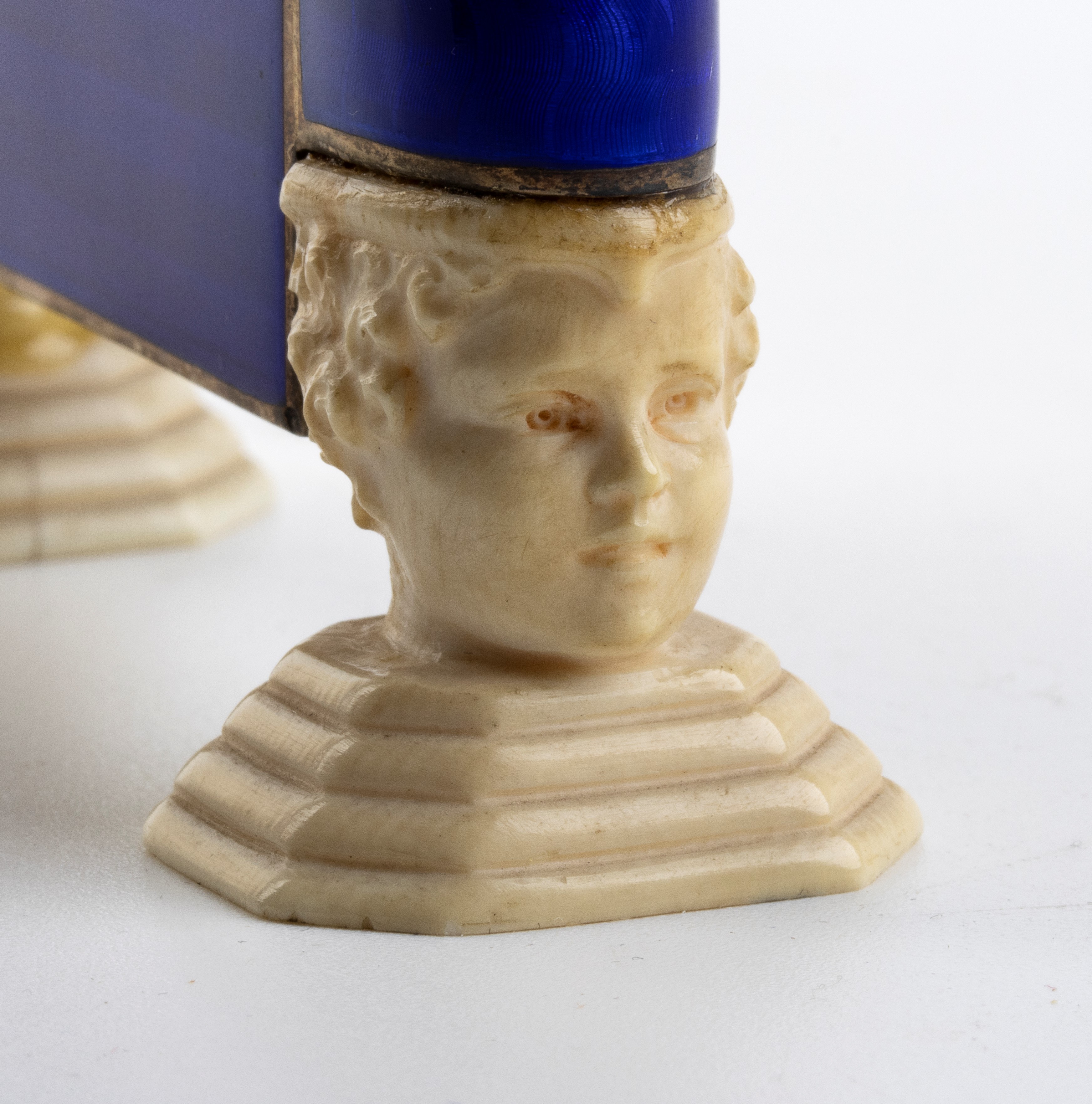 Orologio da tavolo Art Déco in argento, smalto guilloché e avorio