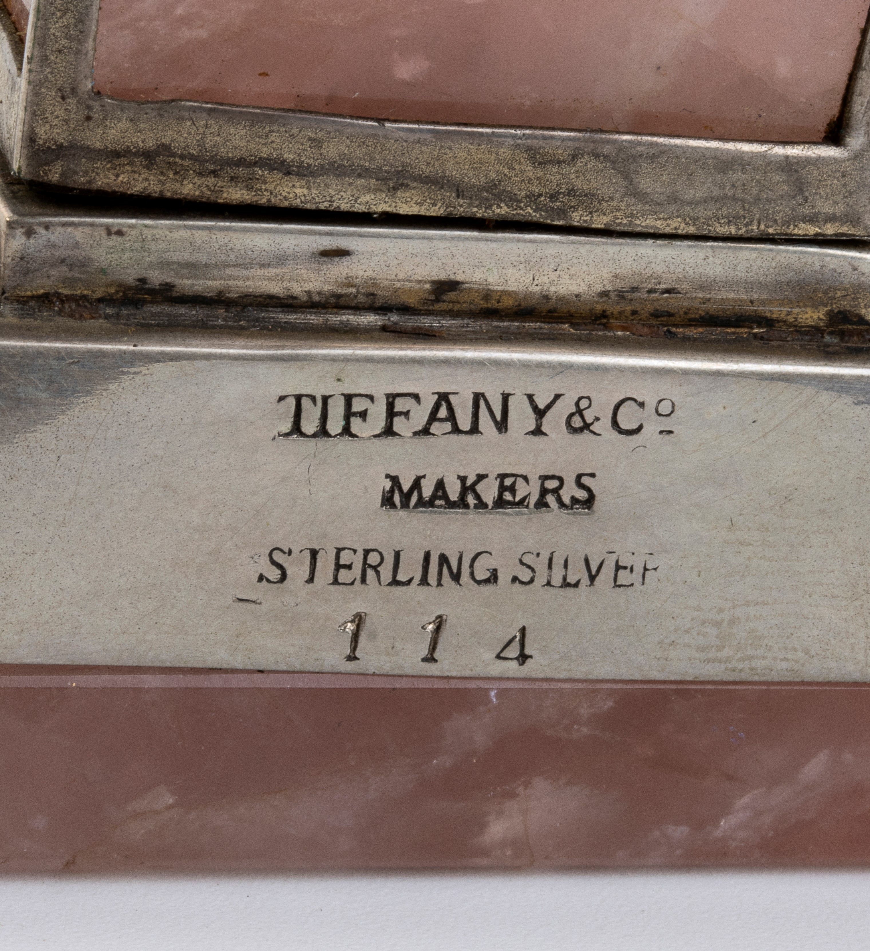 Orologio da tavolo in argento, quarzo rosa e avorio