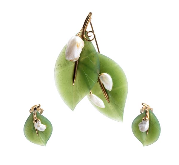 Gold brooch and earrings nephrite and freshwaer pearls brooch and earrings  