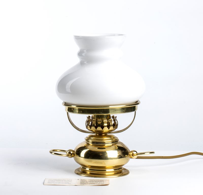 Lume in ottone elettrificato