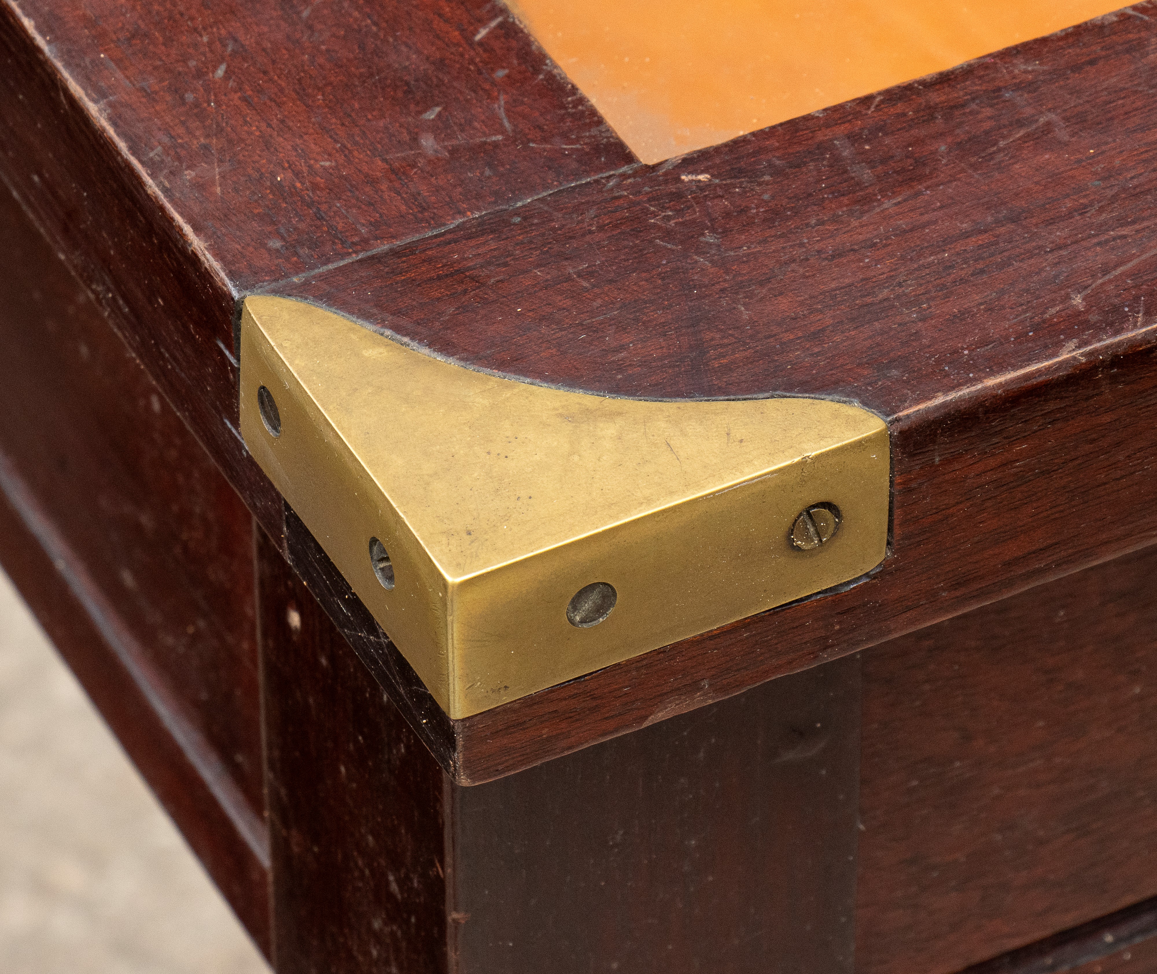 Coppia di tavolini con bacheca da esposizione