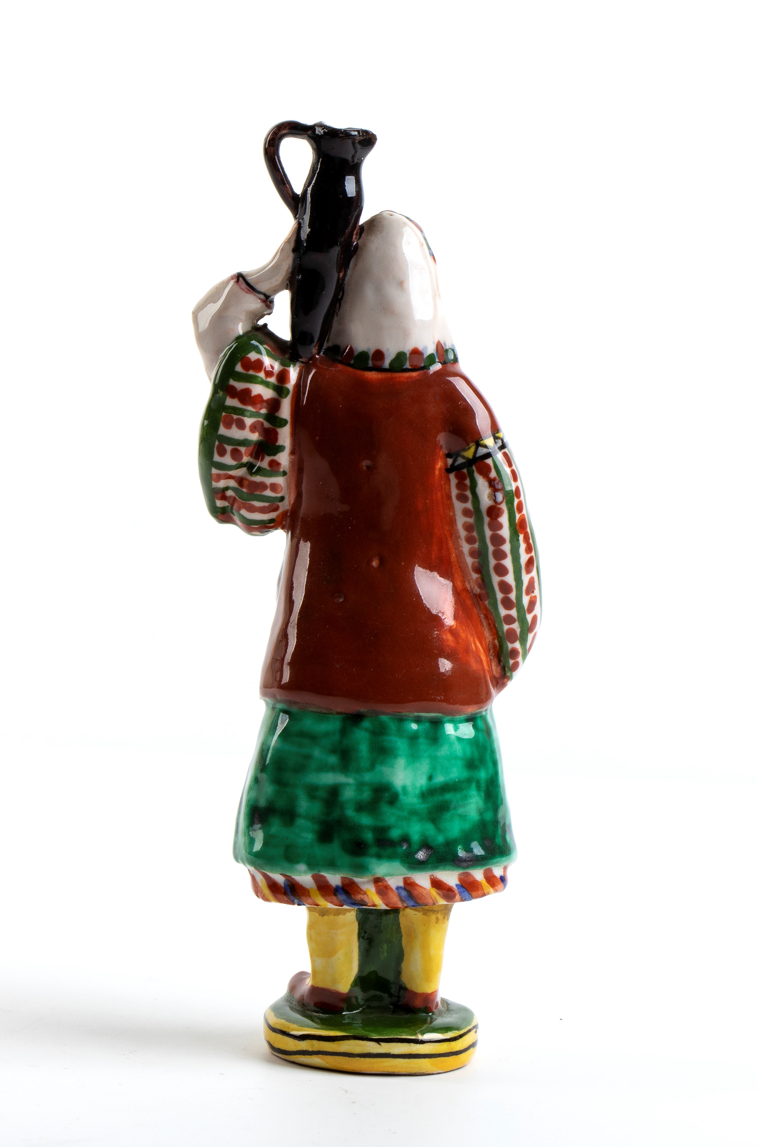 Figura femminile in costumi tradizionali