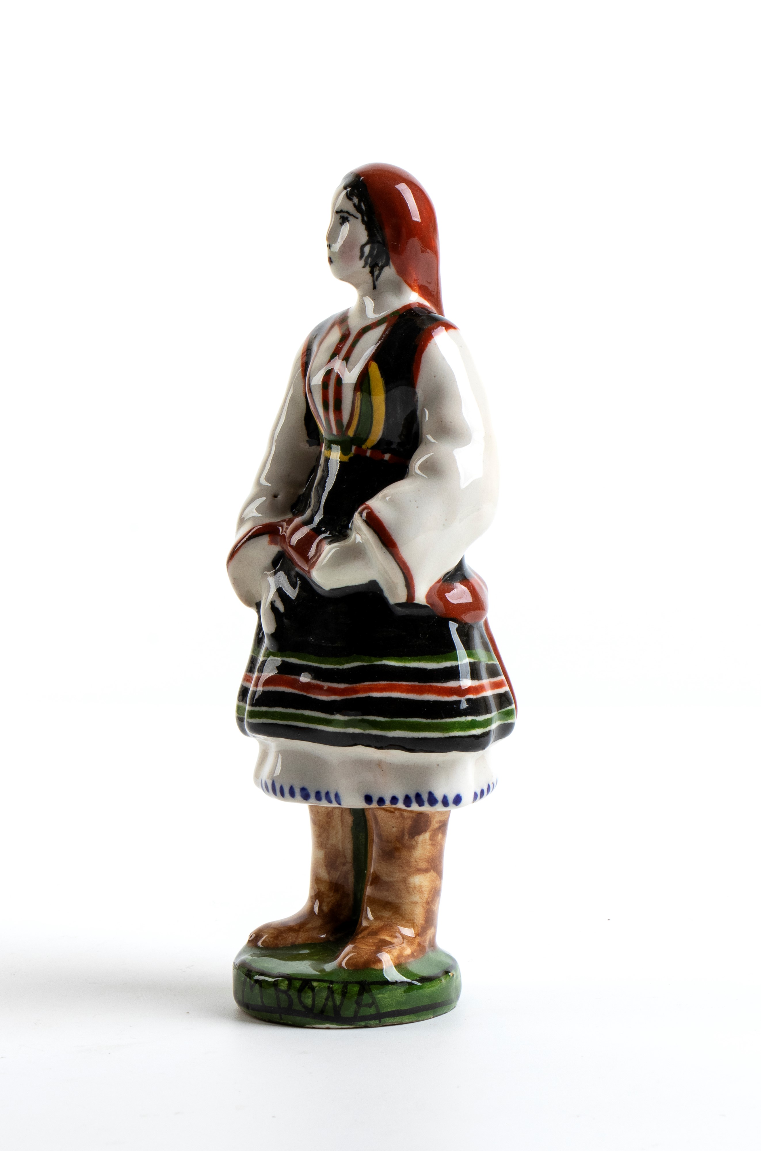 Figura femminile in costumi tradizionali