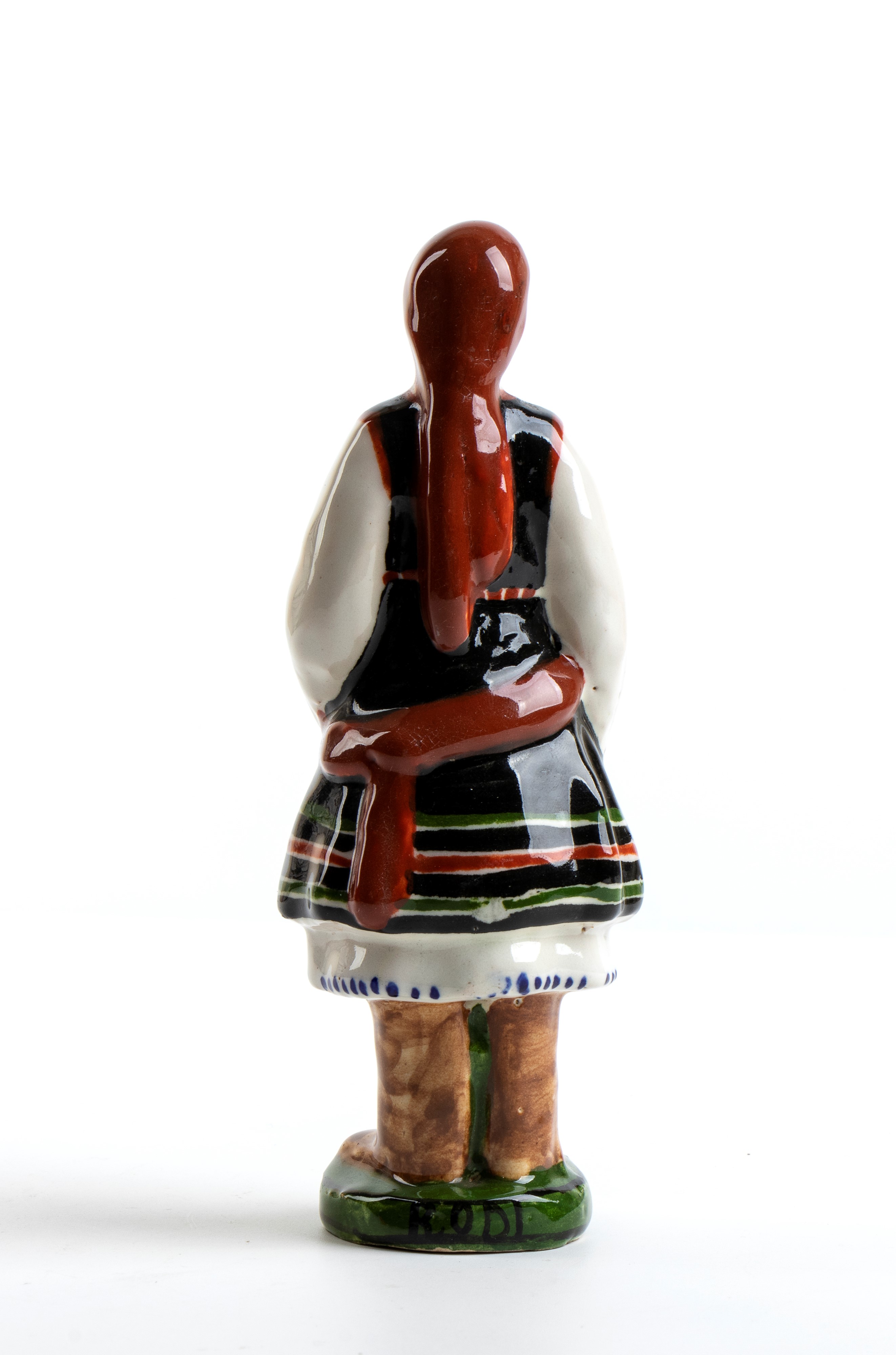 Figura femminile in costumi tradizionali