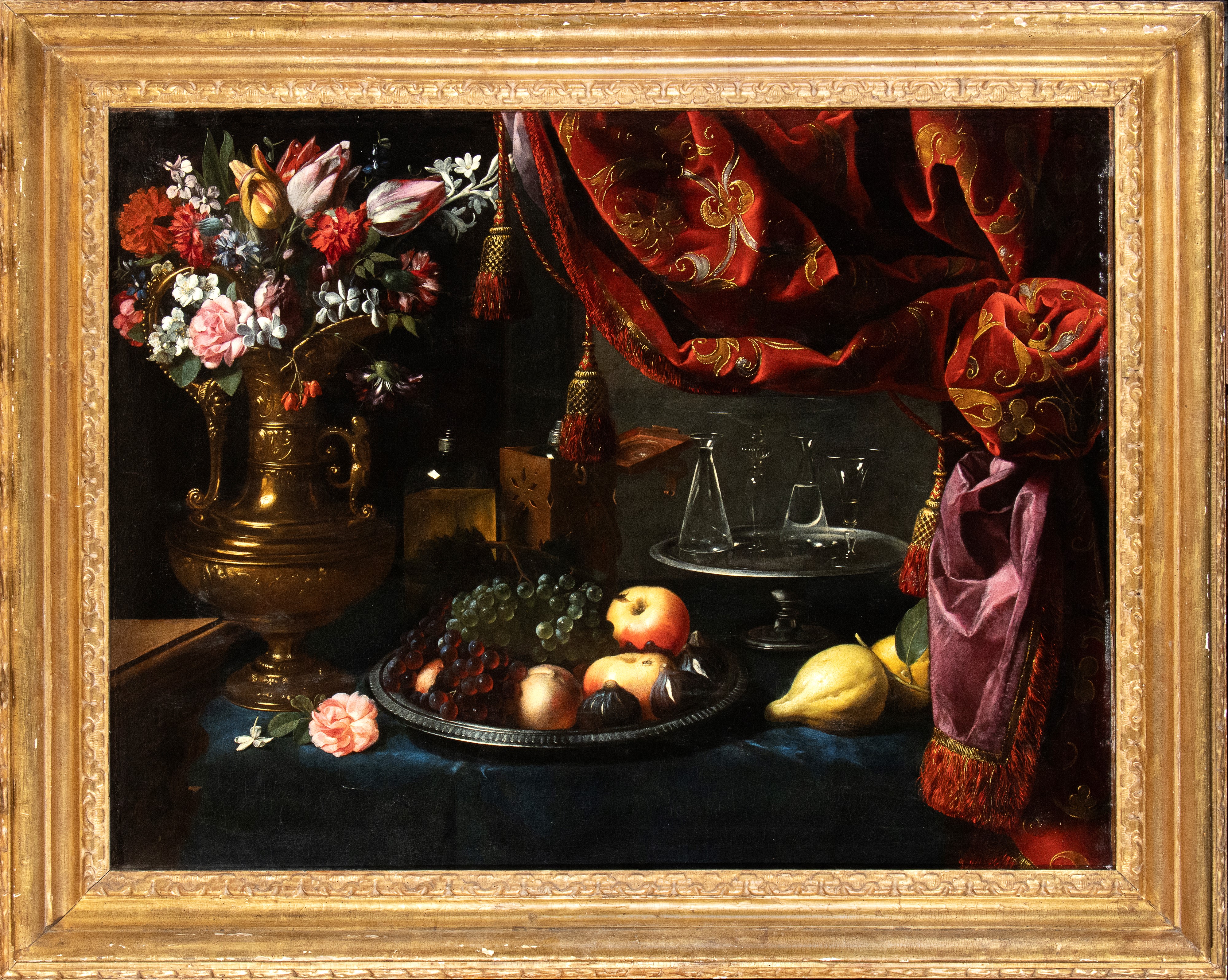 Natura morta di fiori, frutti, cristalli e broccati