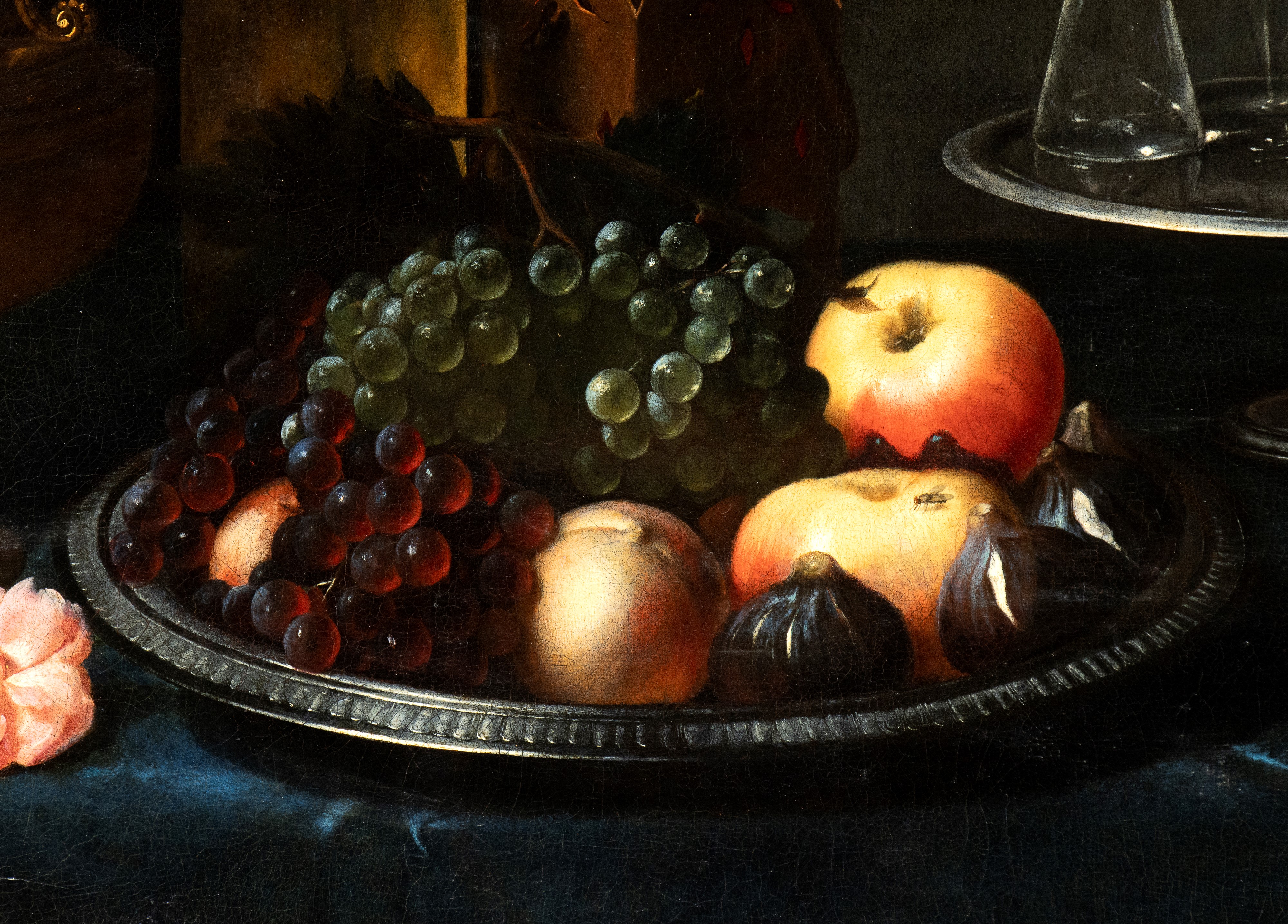 Natura morta di fiori, frutti, cristalli e broccati