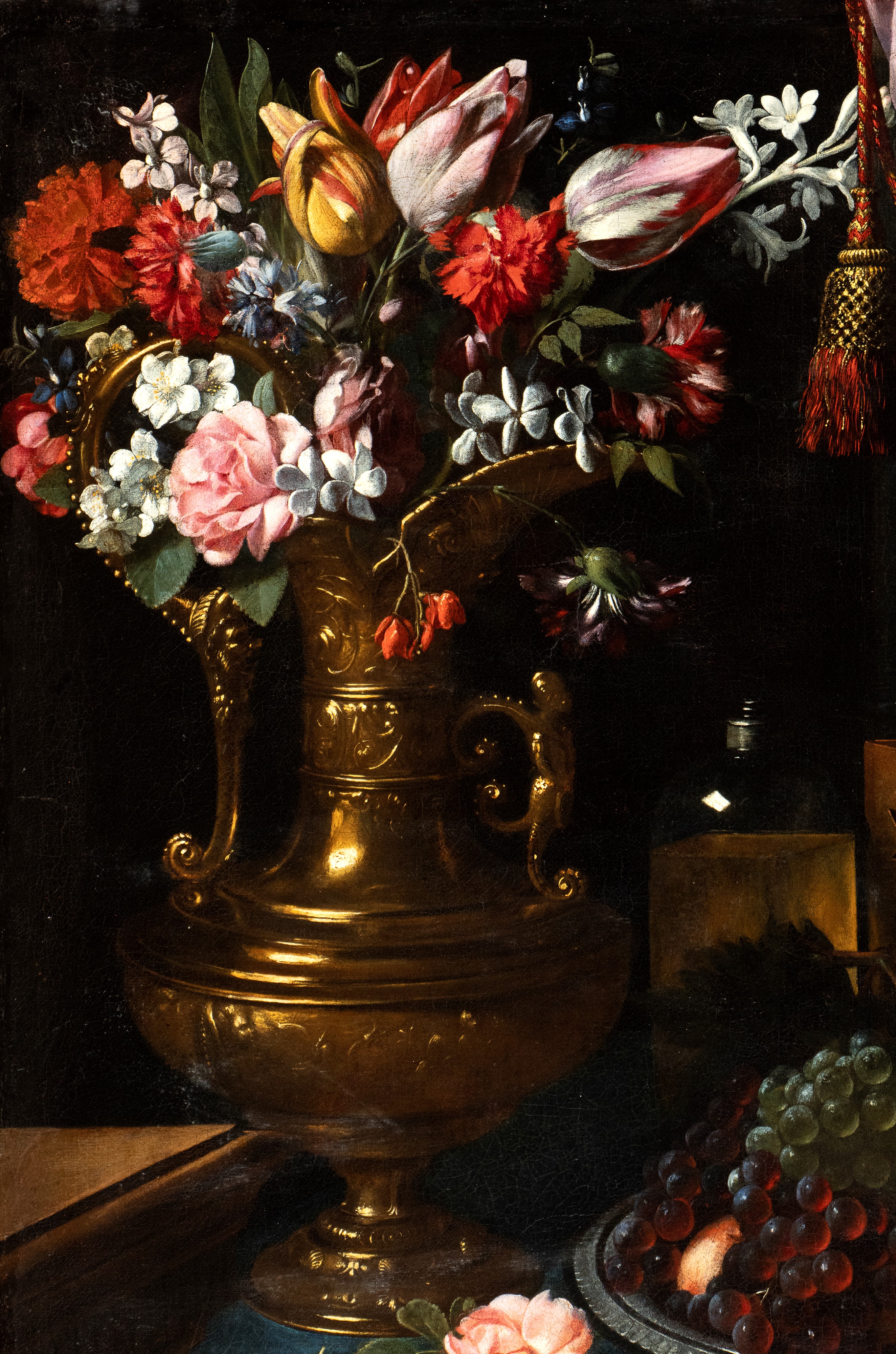 Natura morta di fiori, frutti, cristalli e broccati