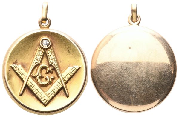 Ciondolo Portaritratti In Oro "G", Con Brillantino (28,3 mm)  - Auction MASONIC MEDALS & JEWELS From the Early 19th to the Late 20th Century - Bertolami Fine Art - Casa d'Aste