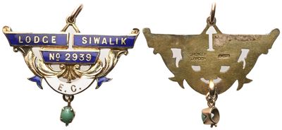 Ciondolo "lodge Siwalik N° 2939 E. C." in Oro e Smalti con Pietrina Verde (38 X 30 MM)