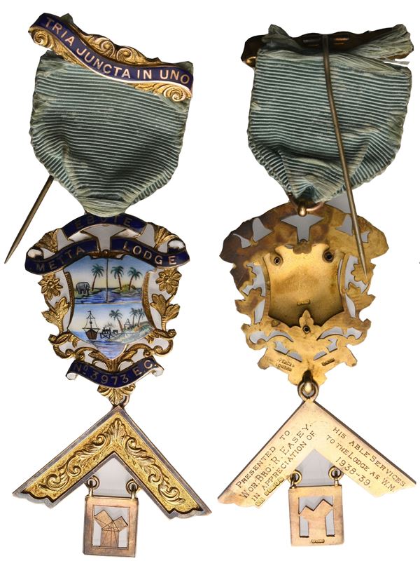 Medaglia "EBUTE METTA" LODGE N° 3973 E. C. - "Tria Juncta In Uno", AU Smalti E Miniatura (49,5 x 128 mm)