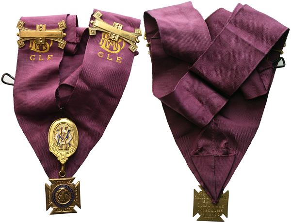 Distintivo Royal Antediluvian Order Of Buffaloes, "Nemo Mortalium Omnibus Horis Sapit", G L E, AU E Smalti (24 x 64 mm)