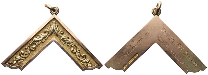 Ciondolo in Oro a Forma di Squadra (50 MM)