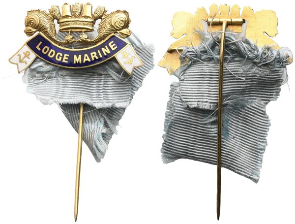 Spilla "LODGE MARINE", AU E Smalti (41,3 mm)  - Asta MASSONICA  Medaglie, Distintivi e Gioielli di Loggia  dai primi dell'800 al tardo ‘900 - Bertolami Fine Art - Casa d'Aste
