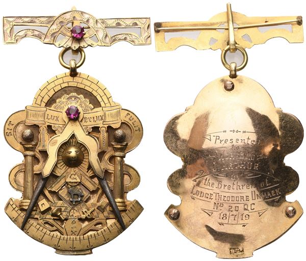 Medaglia Con Spilla In Oro E Due Pietre Rosse "SIT LUX ET LUX FULIT" (41,7 x 71 mm)