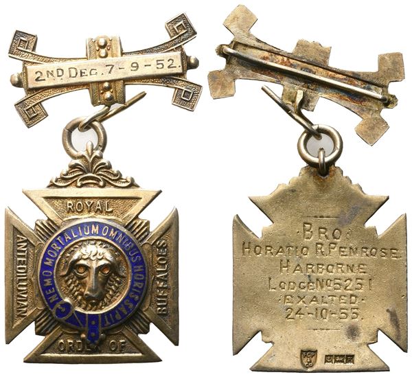 Medaglia Royal Antediluvian Order Of Buffaloes, "Nemo Mortalium Omnibus Horis Sapit", 2nd Dec. 7 - 9 - 52., AG E Smalti (33,5 x 68 mm)