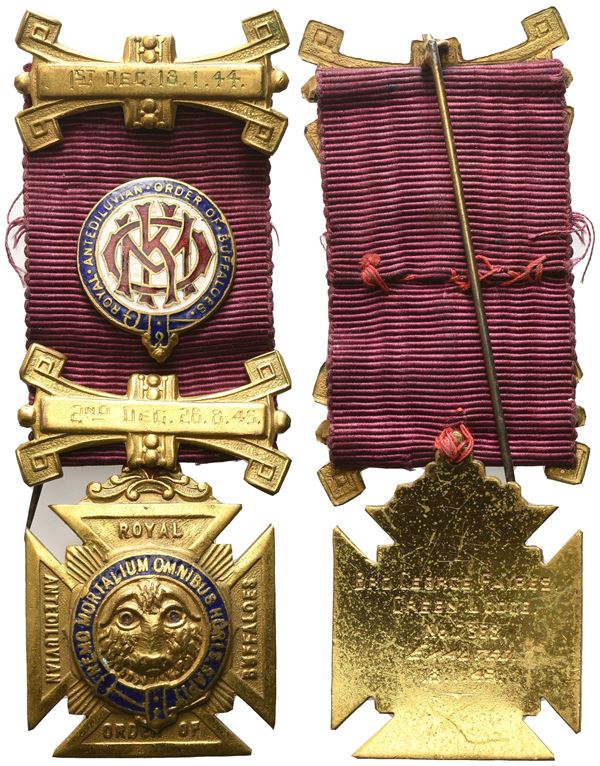 Medaglia Smaltata "Nemo Mortalium Omnibus Horis Sapit", Royal Antediluvian Order Of Buffaloes, 1ST DEG. 18.1.44 2ND DEG. 28.8.45 (33,1 x 94,6 mm)