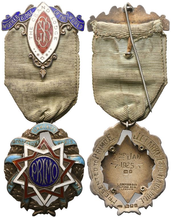 Medaglia PRIMO - "Nemo Mortalium Omnibus Horis Sapit", Mother Lodge Of The World - The Grand Lodge GSB, 1925, AG E Smalti (42,2 x 112 mm)  - Asta MASSONICA  Medaglie, Distintivi e Gioielli di Loggia  dai primi dell'800 al tardo ‘900 - Bertolami Fine Art - Casa d'Aste