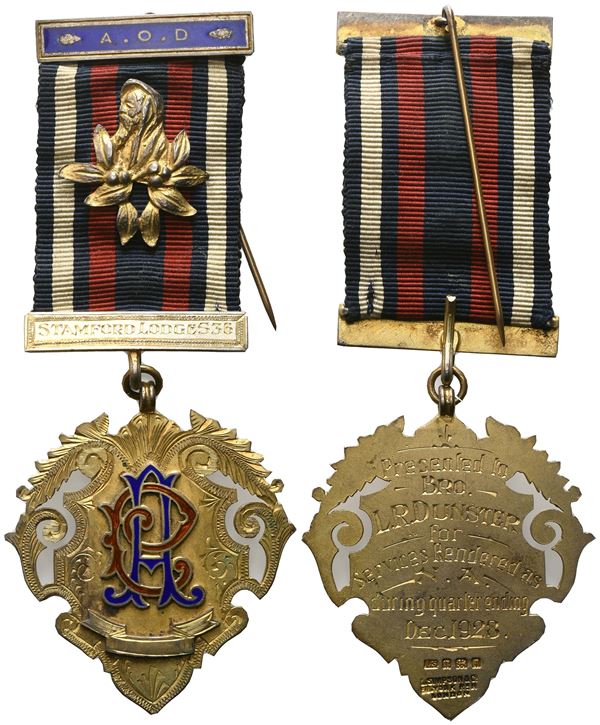 Medaglia A.O.D. - Stamford Lodge 536, 1928, AG E Smalti (50,3 x 122,3 mm)  - Asta MASSONICA  Medaglie, Distintivi e Gioielli di Loggia  dai primi dell'800 al tardo ‘900 - Bertolami Fine Art - Casa d'Aste