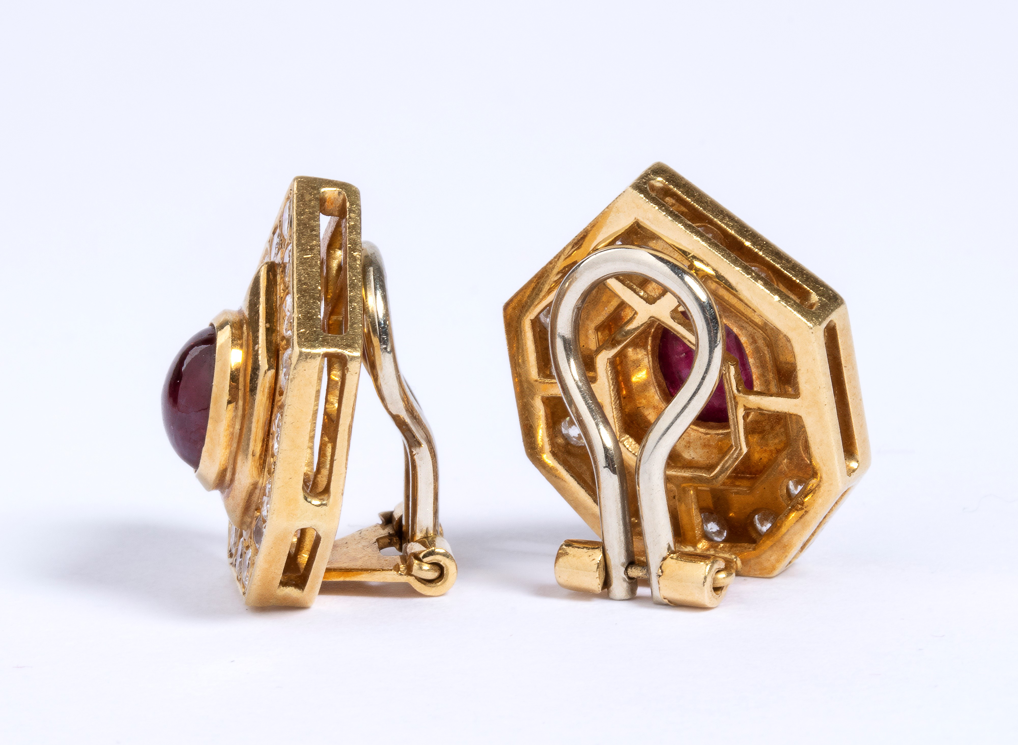 Paio di orecchini a forma di scudo in oro con rubino e diamanti