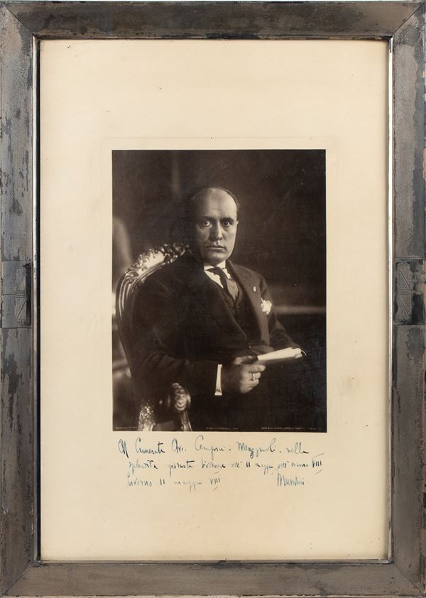 Foto di Benito Mussolini in cornice