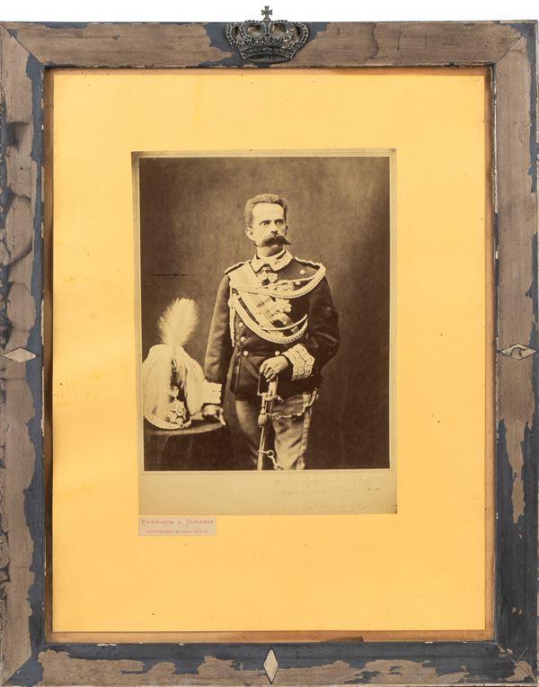 Foto di Re Umberto I in cornice  - Asta Memorabilia, Militaria, Ordini Cavallereschi - Bertolami Fine Art - Casa d'Aste