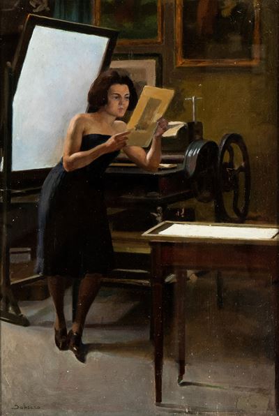 Donna che Guarda delle Stampe