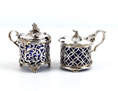 Due mostardiere vittoriane inglesi in argento con contenitori in vetro blu (Londra, 1840)