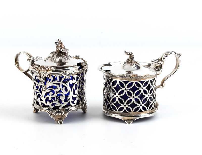 Charles Fox II - Due mostardiere vittoriane inglesi in argento con contenitori in vetro blu (Lond...