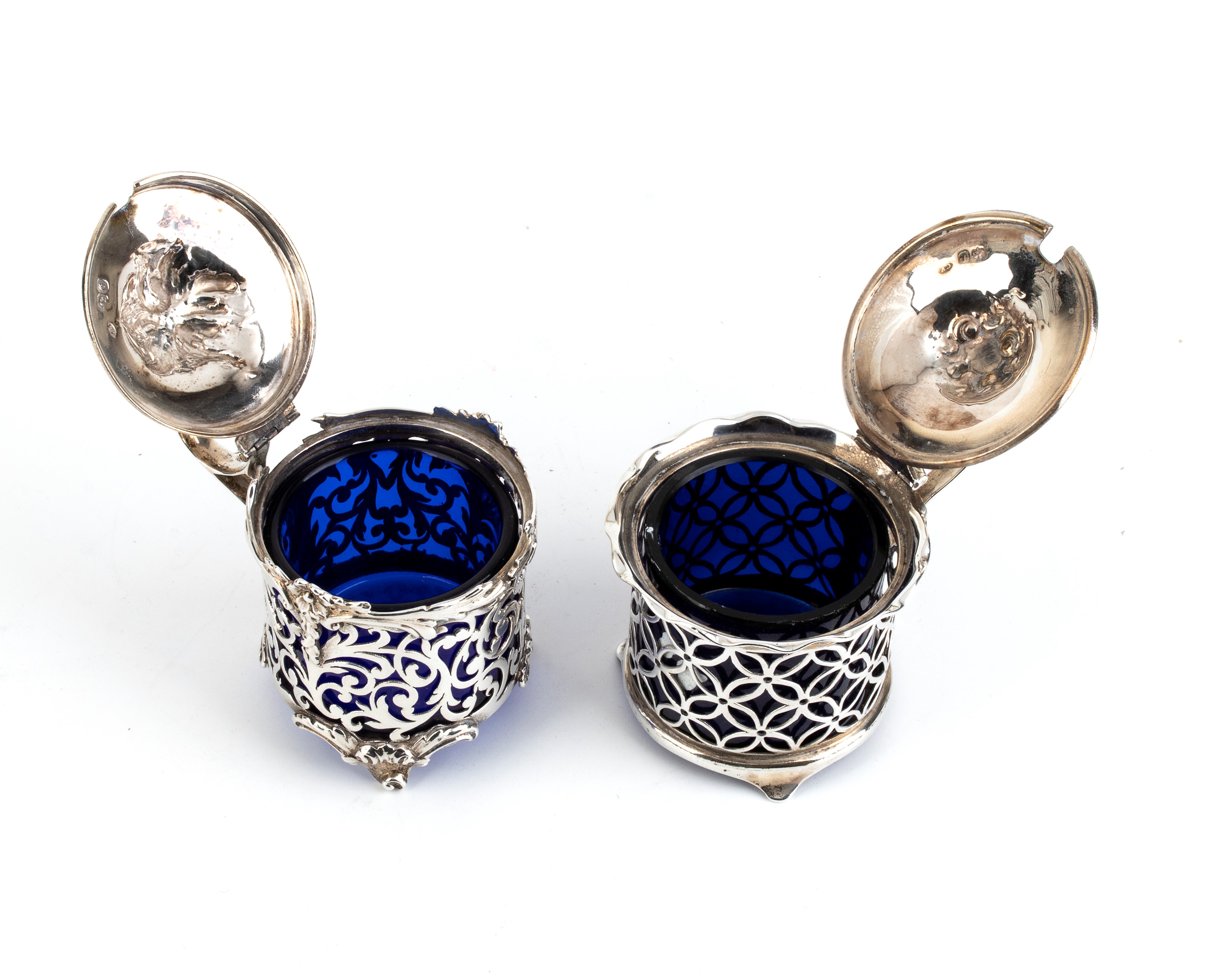 Charles Fox II - Due mostardiere vittoriane inglesi in argento con contenitori in vetro blu (Lond...