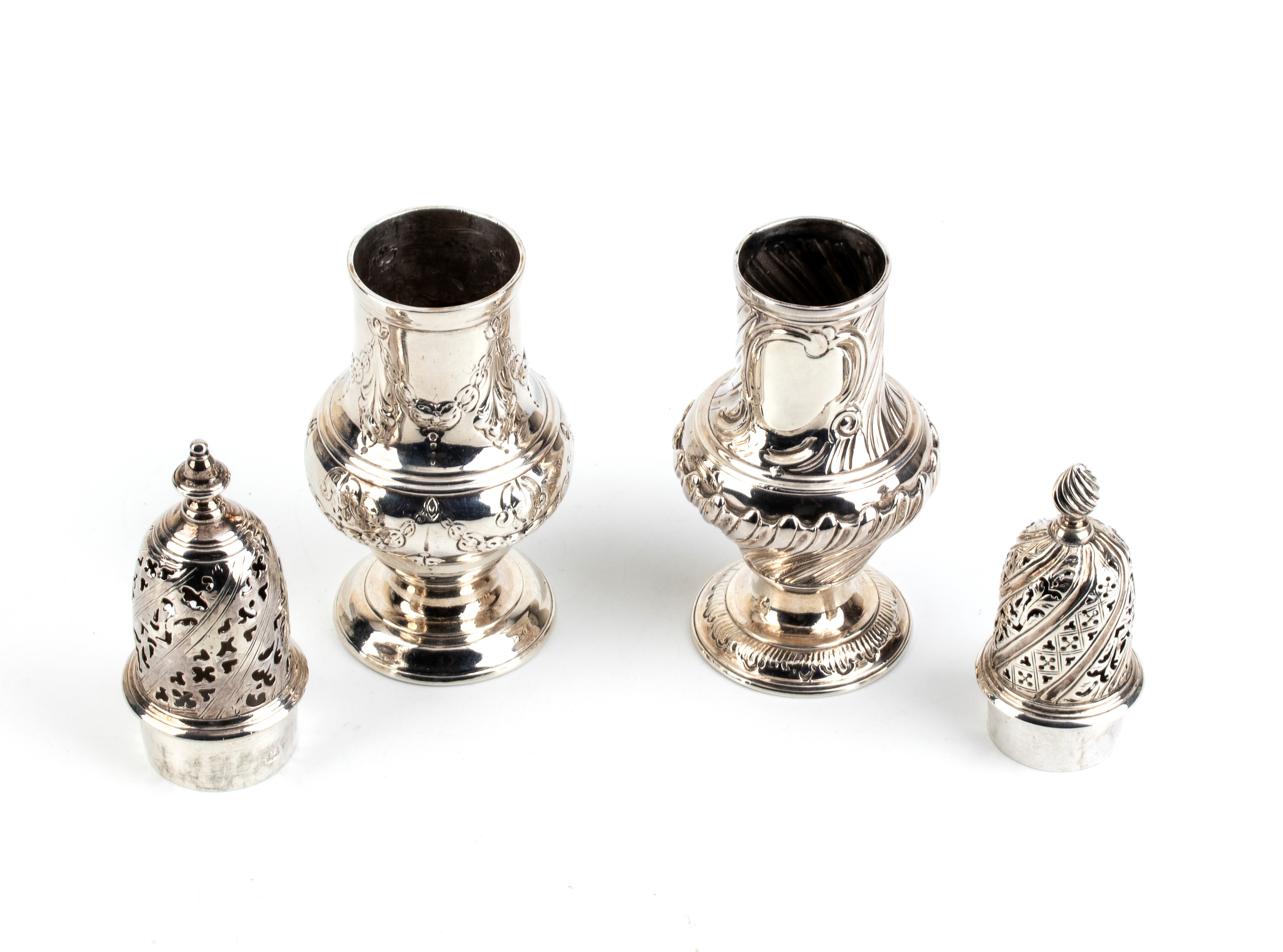Due caster georgiani di argento, Londra 1762 e 1767-68