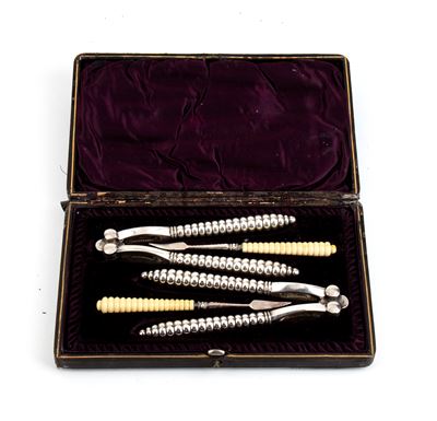 Set per noci vittoriano inglese in metallo argentato e avorio