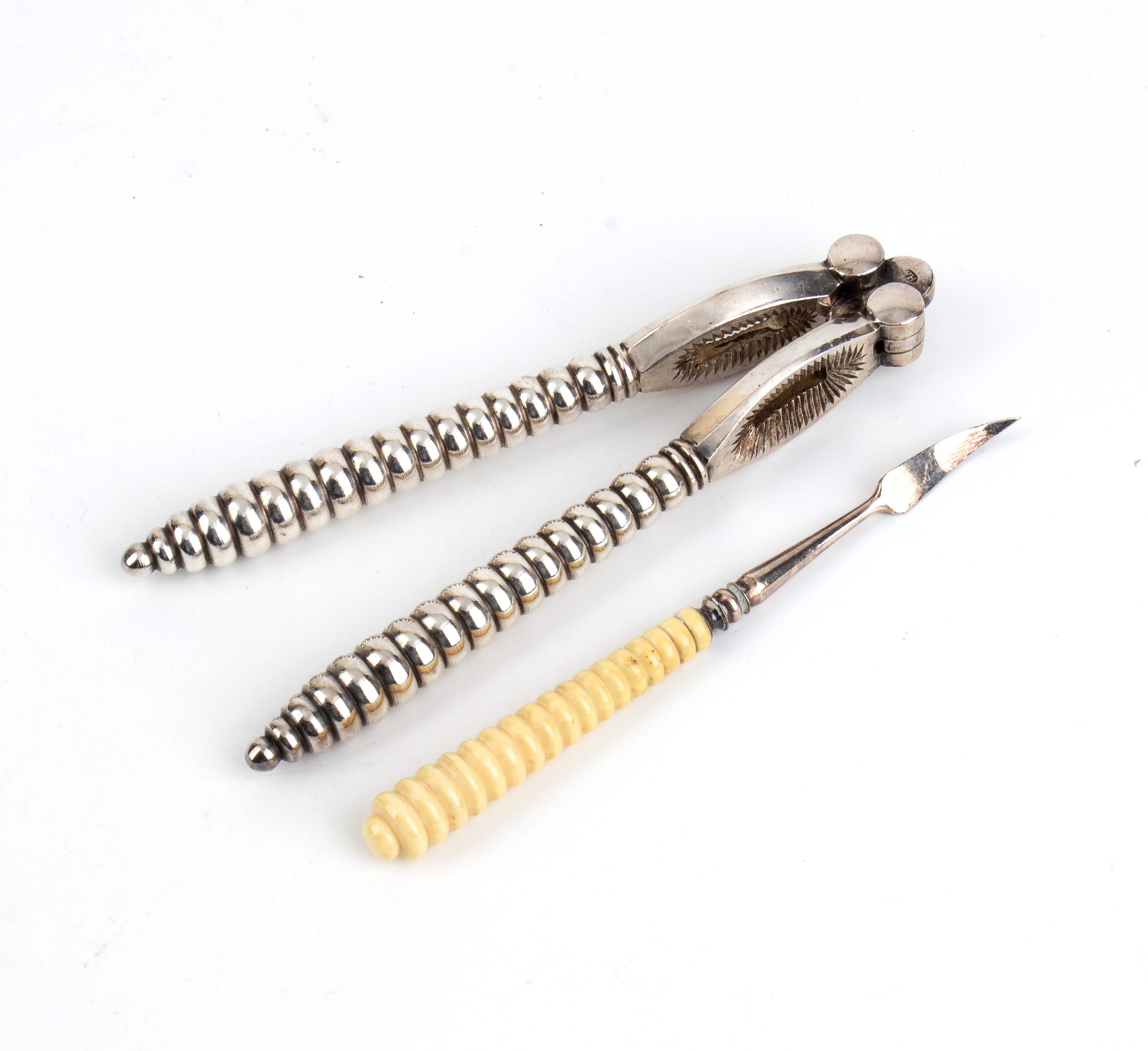 William Hutton & Sons Ltd - Set per noci vittoriano inglese in metallo argentato e avorio