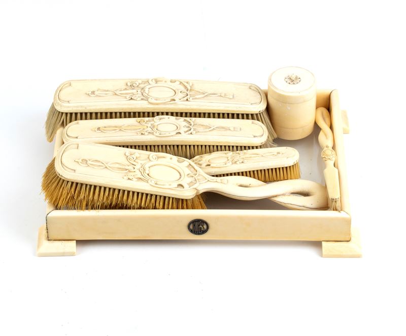 Servizio da toilette vittoriano inglese, avorio scolpito (Elephas maximus o Loxodonta africana), ...