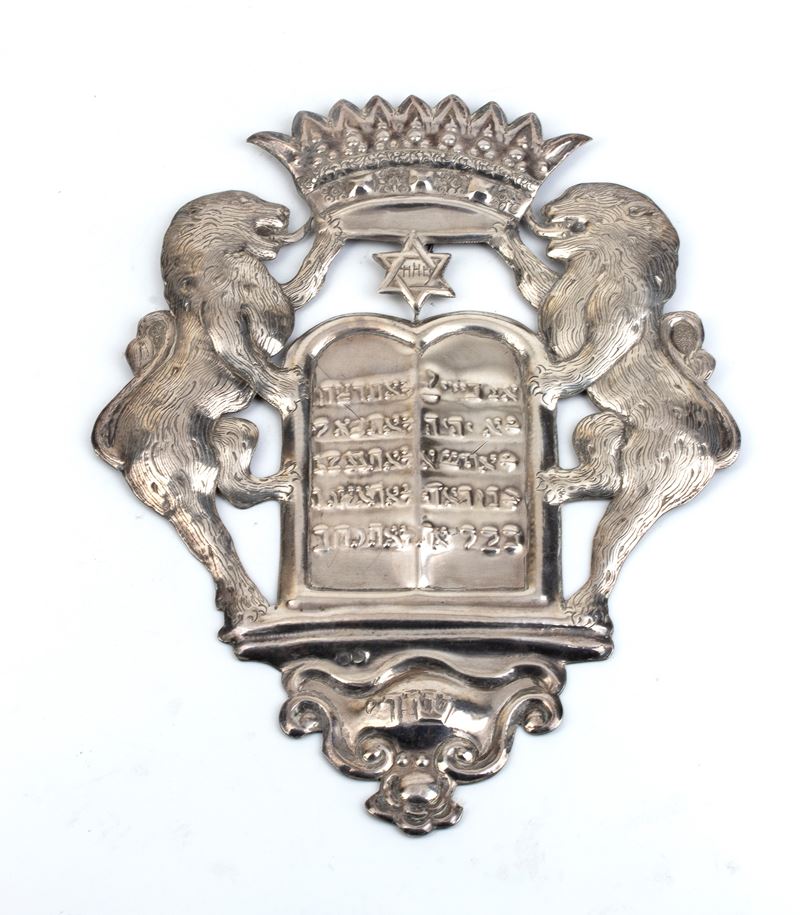 Tas in argento per Sefer Torah, decorazione con Tavole della Legge e motivi araldici, XVIII-XIX s...