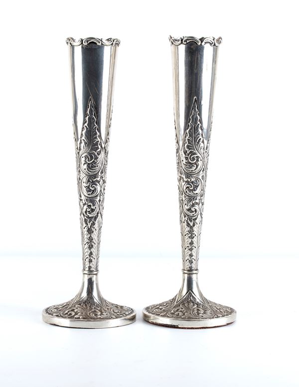 WALKER &amp; HALL - Pair of English sterling silver flower vase