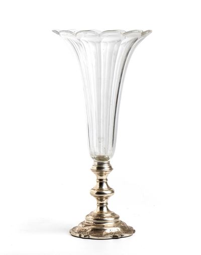Francia, XIX secolo, Vaso in cristallo molato e argento con base decorata