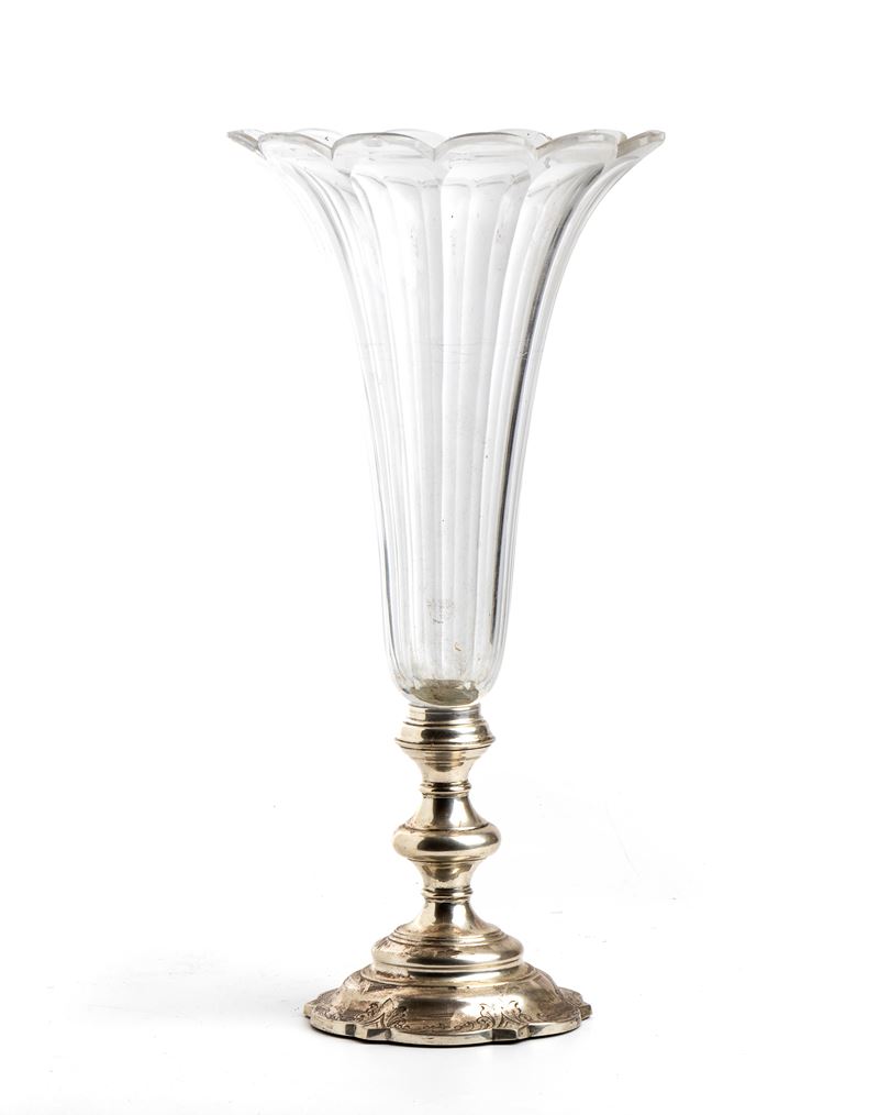 Francia, XIX secolo, Vaso in cristallo molato e argento con base decorata