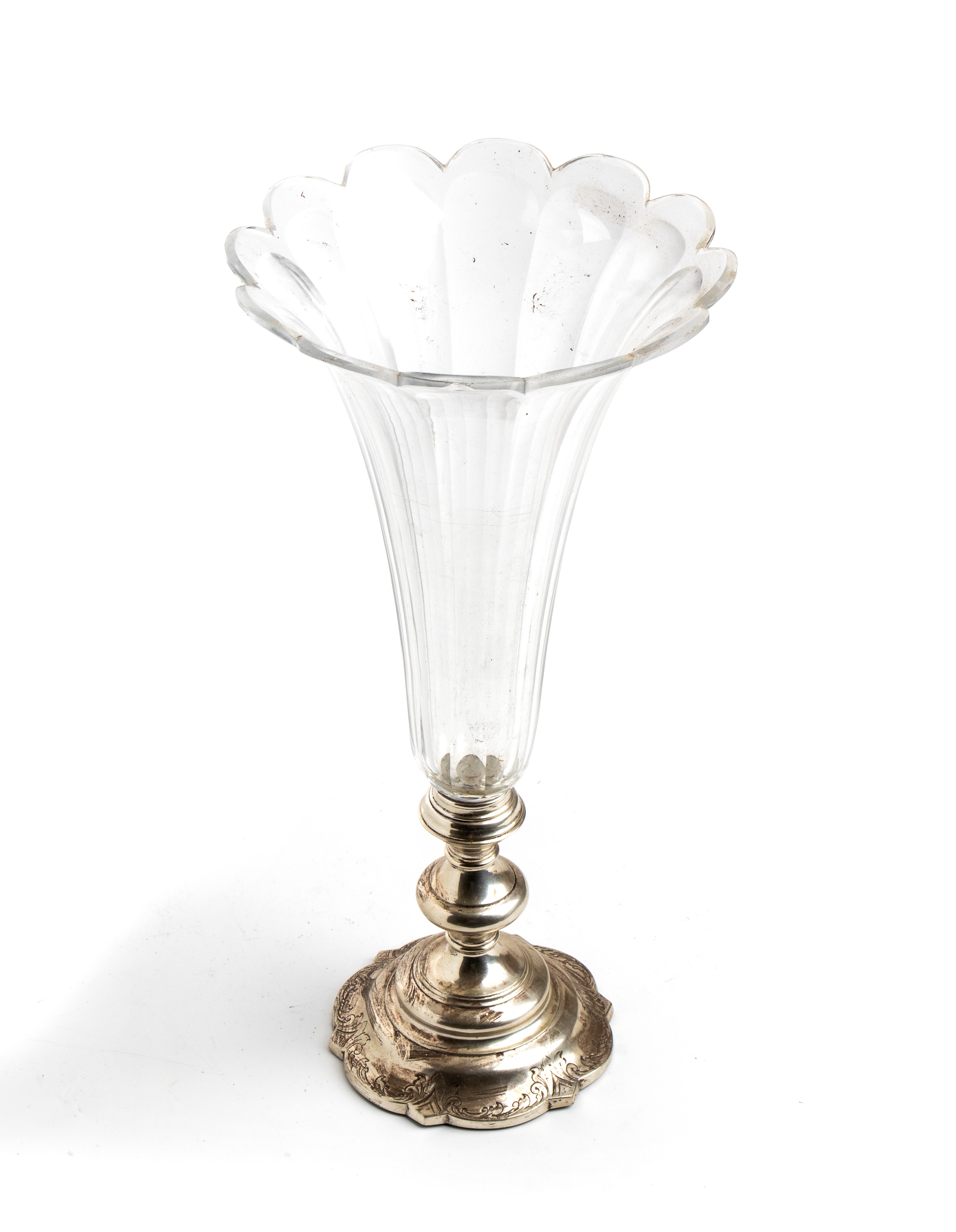 Francia, XIX secolo, Vaso in cristallo molato e argento con base decorata