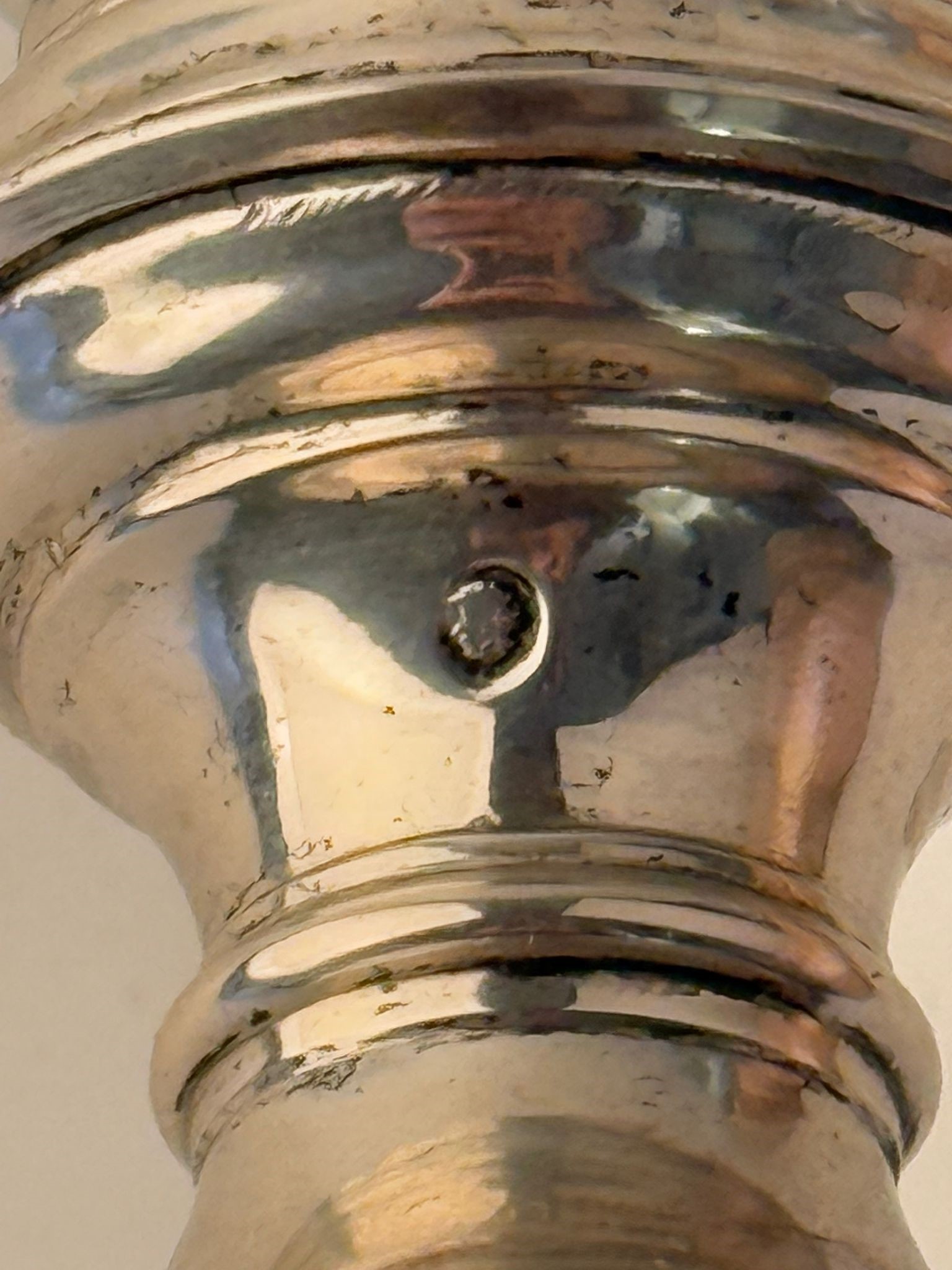 Francia, XIX secolo, Vaso in cristallo molato e argento con base decorata