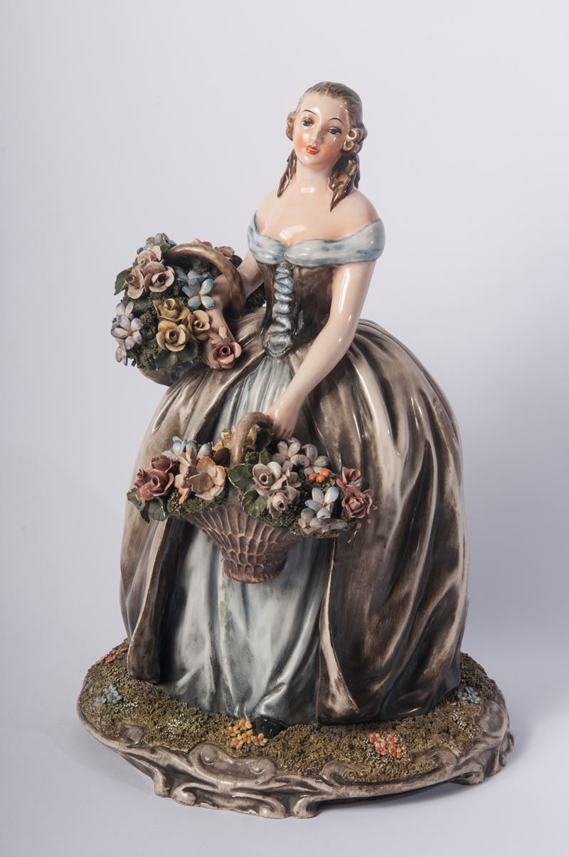 Fanciulla con cestino e fiori