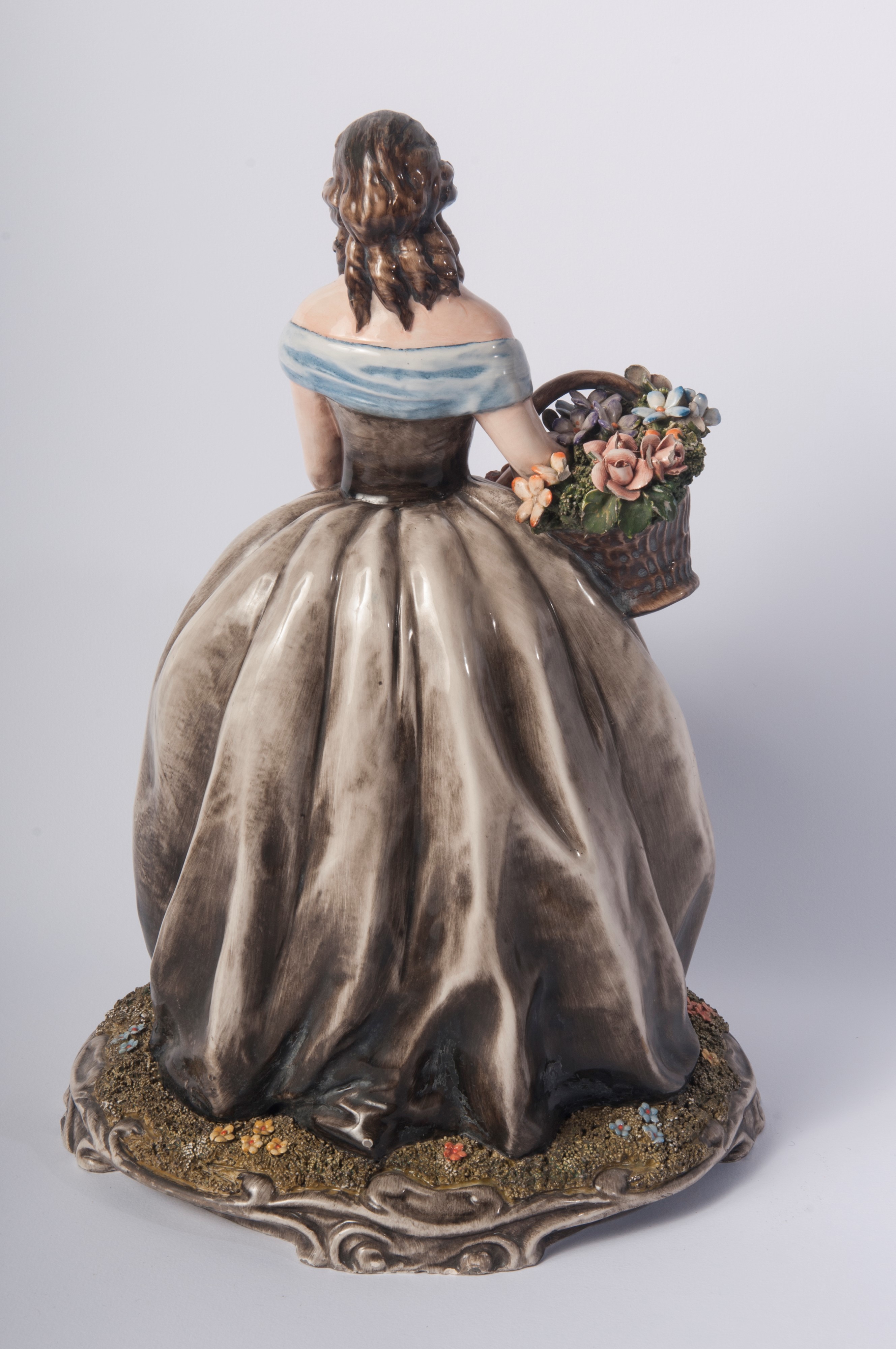 Fanciulla con cestino e fiori