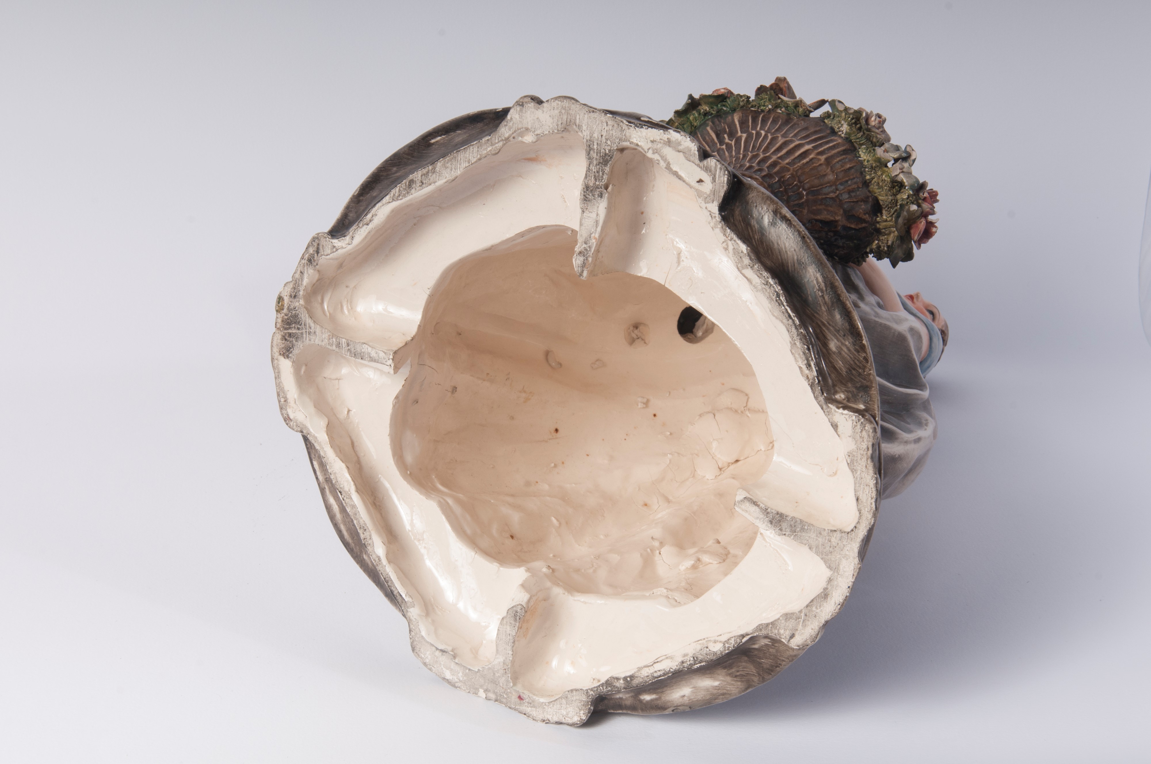 Fanciulla con cestino e fiori