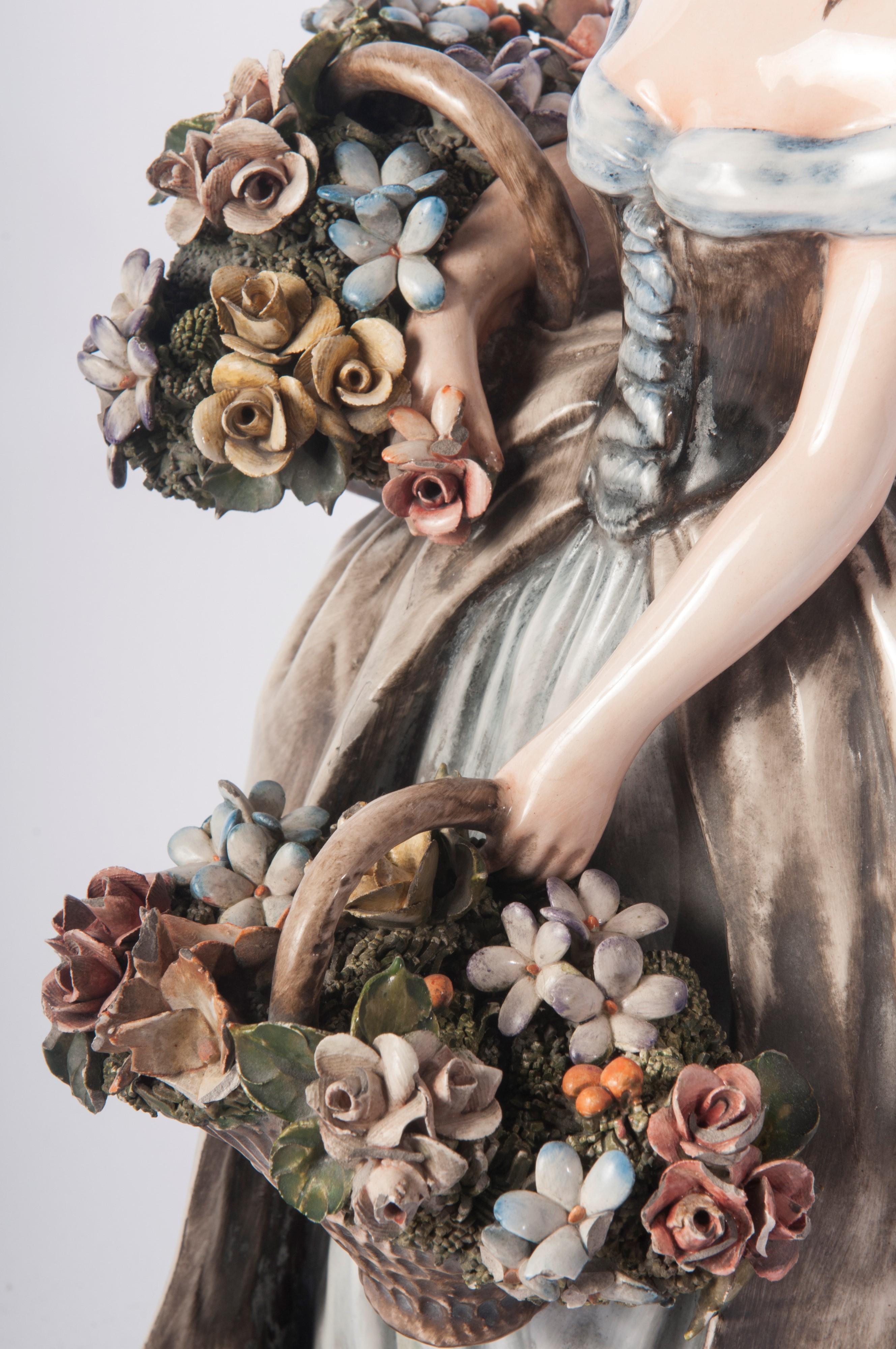 Fanciulla con cestino e fiori